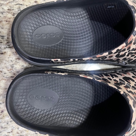 OOFOS Leopard Clogs Black Brown Recovery Comfort Shoes Slip On Women's 9 - Picture 6 of 6